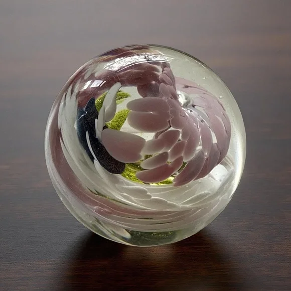 GLASS PAPERWEIGHT 🔮 - Picture 5 of 8